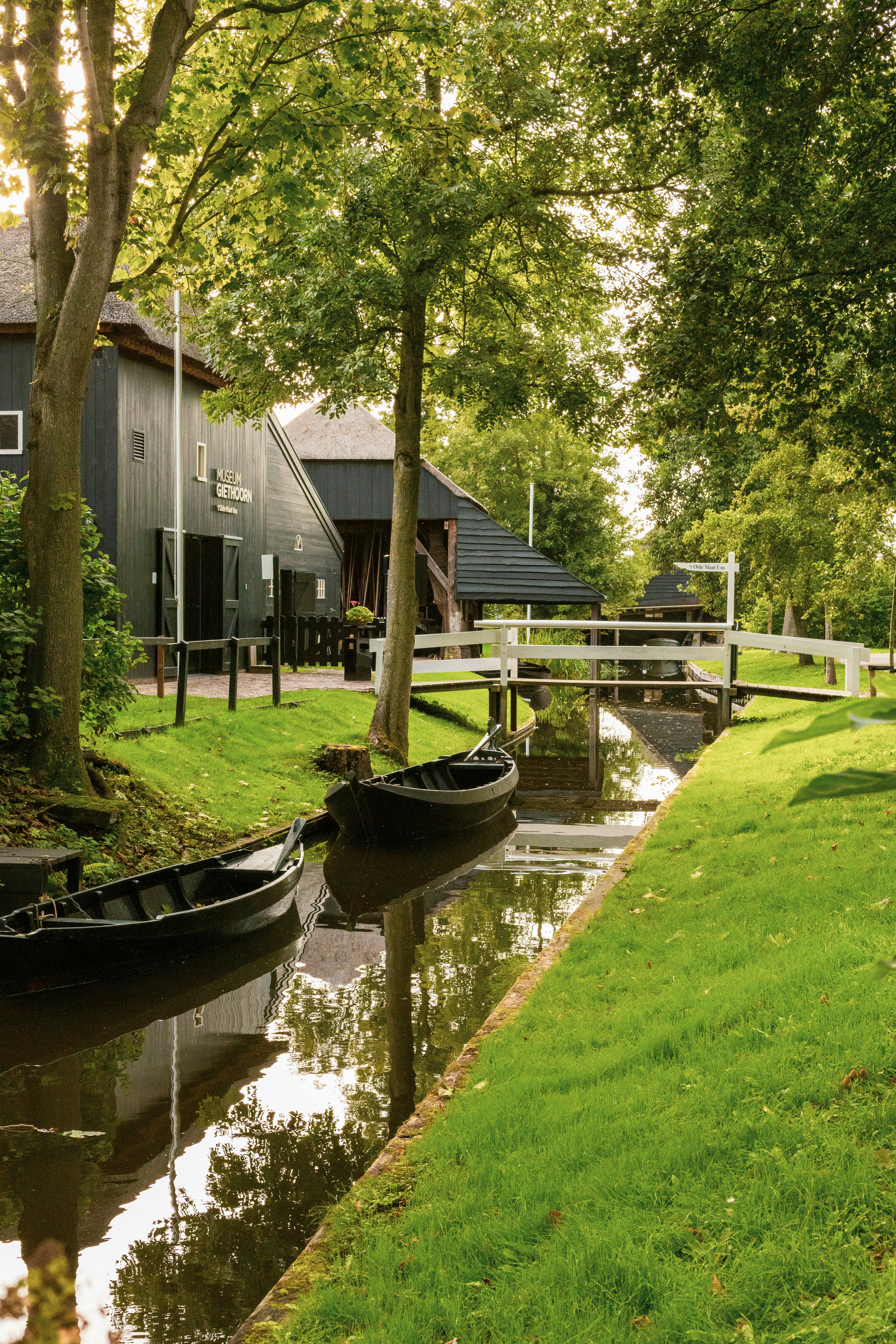 Vaarroute door de Weerribben naar Giethoorn met natuur en waterwegen